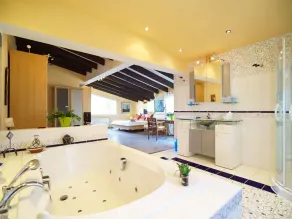 Alleinstehendes Ferienhaus mit Klimaanlage, Whirlpool, privatem Pool,  W-LAN, TV, Terrasse - Image 3