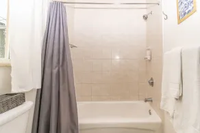 Stylish 2-Bedroom Apt, Free Parking, Walkable - Image 3