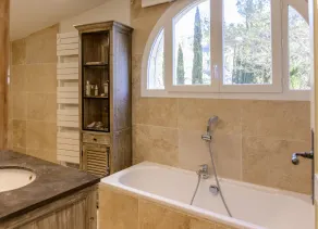 Maison Familiale au Cœur du Luberon avec Piscine et Vues Panoramiques - Image 3