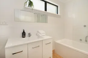 Amazing LOCATION! Only a 2 minute walk to both the beach and heart of town. - Image 4