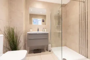 Luxury garden flat, 2-min walk to beach + parking - Image 3