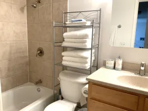 Denver nice and clean 2bdr,  great location close to I-25. FREE parking & WIFI - Image 3