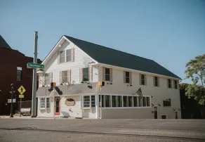 Hampton Bays Hotel On Main - Image 4