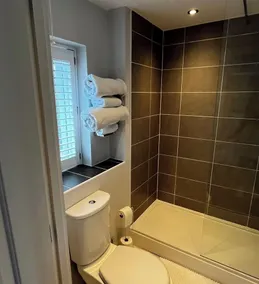 Luxury apartment in central Lichfield. Free parking. Sleeps from 1 to 6 people - Image 3