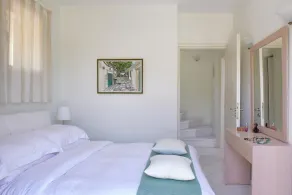 Family villa for four with one bathroom, sea view, communal pool, breakfast - Image 5