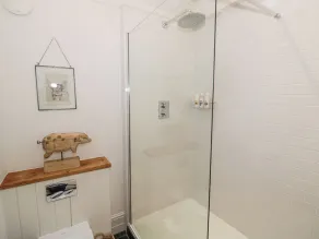 THE PIGGERY, pet friendly, luxury holiday cottage in Welland - Image 3