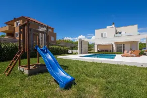 Em seu próprio lote grande (1. 100 m²), a casa tem sua própria piscina grande (30 m²), localizada na zona rural entre colinas verdes tranquilas e idílicas. Aqui voc�� pode relaxar e curtir a natureza. - Image 2