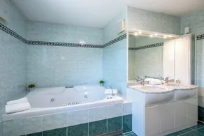 Encantadora villa apta para familias con terraza, jacuzzi y jardín | Vistas al agua | Admite perro - Image 5
