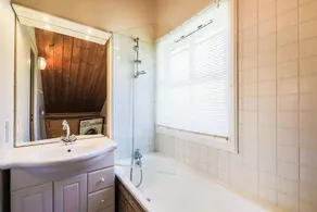 Chalet lumineux avec poêle à bois et WIFI gratuit - 6 à 8 personnes - Garage - Image 2