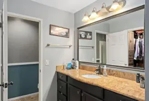 Perfect 2 bedroom 2 bath condo with a pool and gym - Image 3