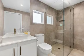 Perfectly positioned fully renovated family holiday home with pool sleeps 10 - Image 3