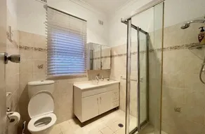 Sydney’s 4BDR with large private yard / Eat-Sleep-Shop-Transit - Image 4