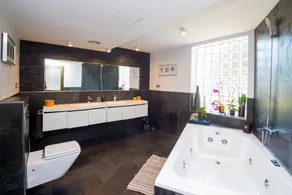 SÆRLIGT TILBUD - STOR HAVEN LANDBRUGSMILJØ MED IDEAL FAMILIE PRIVAT POOL - Image 3