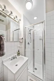 Classic Lincoln Park  2 bedroom condo- parking included - Image 2