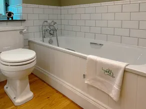 High-quality bolthole and cosy sanctuary for 2 people in a picturesque village location with WiFi. - Image 5