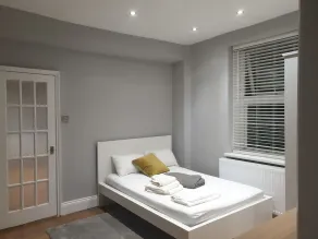 Barnet Luxury Apartment can sleep 4 people just few mins away from Station - Image 3