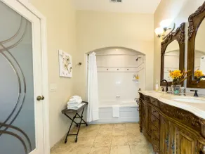 Cute Queen In Mansion near Beach Monterey Carmel - Image 4
