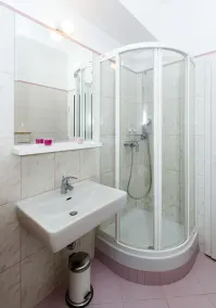 Enjoy a quite location in a private house , 10 minutes from the city center - Image 3