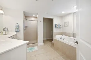 Beach Chic Mid-town Condo, 1 Block from Ocean, Rooftop Pool, Elevator, Wi-Fi - Image 2