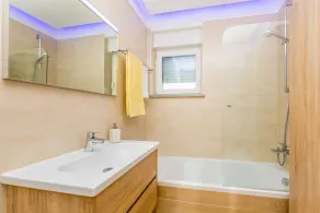 Villa Arabella Malinska – moderne Villa mit beheiztem Pool, Whirlpool und Dachterrasse - Image 3