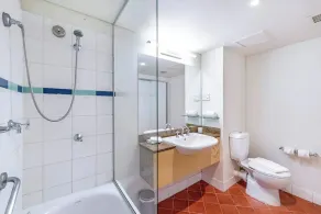 Harbourfront Magic in Two Separate Seaview Apartments - Image 3