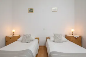 A2 apt Near Beach w Patio, Parking and Grill - Image 5