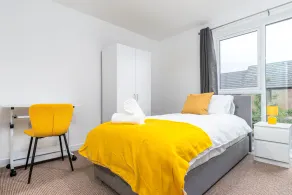 Cosy Two bedroom Apartment with Balcony - Image 5