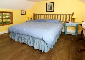 Cosy Shepherd's Hut with Hot Tub - Image 4