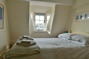 Cosy character apartment overlooking historic harbour and beach - Image 5