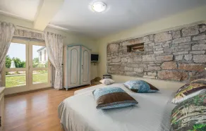Beautiful home in Tinjan - Image 4