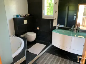 Casa espaçosa com piscina e jardim ideal para férias em família - Image 3