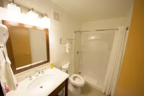2 GIG Internet Backed WiFi Rewak Studios Near Airport and University! - Image 2