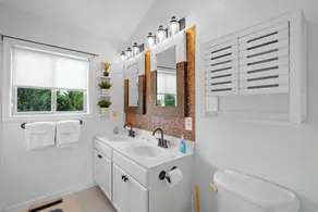 Modern cabin at the woods resort with 3-Bedroom, 2F-bath, Central Air/Heat - Image 2