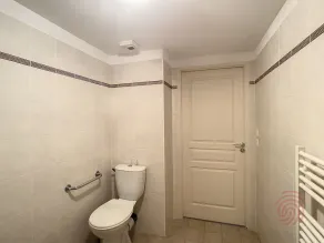 Charming F2 with AC, Terrace & Garden View, 500m from Lamalou Centre & 700m from Thermal Baths - Image 3