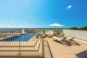 Beachfront Apartment with Balcony and Rooftop Pool - Image 5