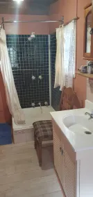Woiworung Cottage-BYO bed linen and towels-NO WIFI- take a step back in time - Image 2