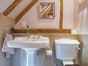 3 bedroom accommodation in Hunton - Image 4