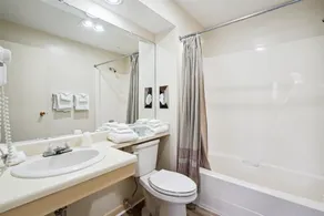 Cedarbrook Deluxe 1 bedroom Queen Suite with outdoor heated pool 102 - Image 3
