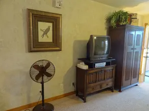 C16, Two bedroom, two bath, log-sided Harbor North luxury cottage with hot tub overlooking Lake Ouachita - Image 2
