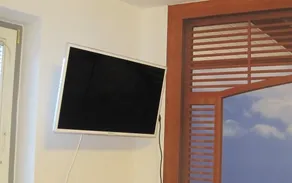 Tranquilo y cerca del centro con un oasis verde, para viajeros de negocios y de placer. - Image 2