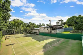 Brisbane Oasis+Spa tennis court - Image 2