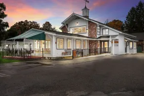 Palmer House Resort - Deluxe Two Double Beds 3 - Image 5