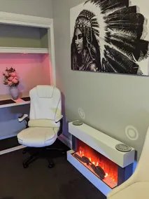Country Luxury. Delux Queen Bed, Full Bathroom. Private Unit. Massage chair. - Image 3