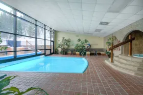 Claimjumper Condo - Hot Tub, Pool, Bus Route, Free Parking - Image 3