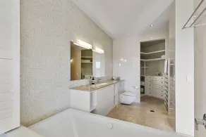 Penthouse apartment in central Point Lookout.  Walk to beach. - Image 4