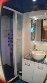 Bedroom with ensuite bathroom, South Burgundy - Image 5