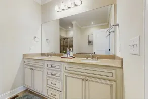 Charming southern townhouse w/enclosed yard & access to community pool - Image 2