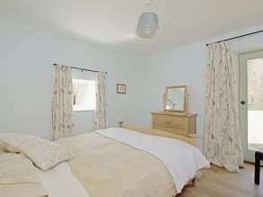 4 bedroom accommodation in Castleton - Image 5