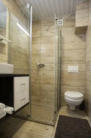 Studio apartment for single travellers or couples with king size bed - Image 2