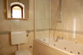 Villa moderna, piscina, campo da tennis, negozi, ristoranti e bar, vicino al mare. - Image 3